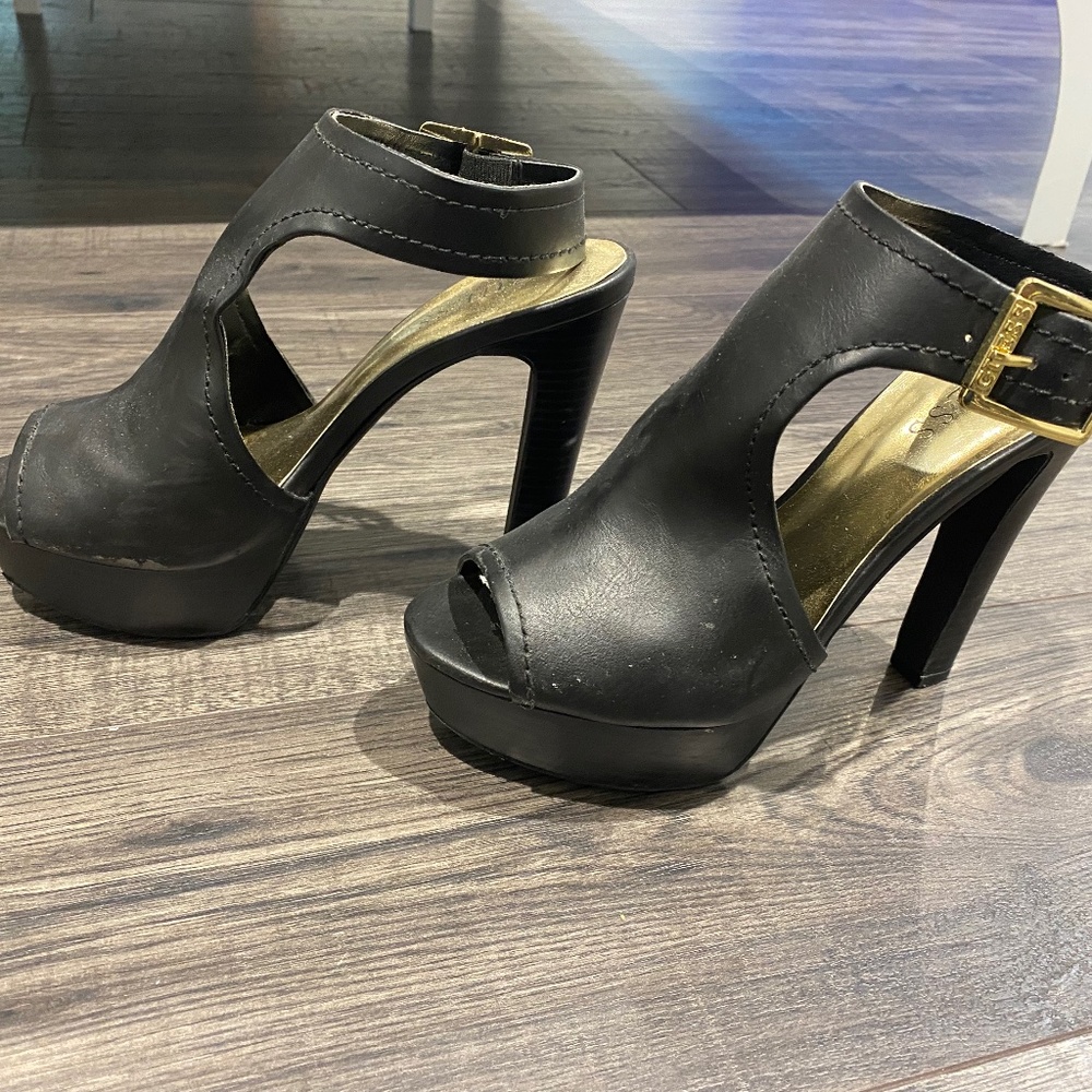 Size 6 Guess Heels